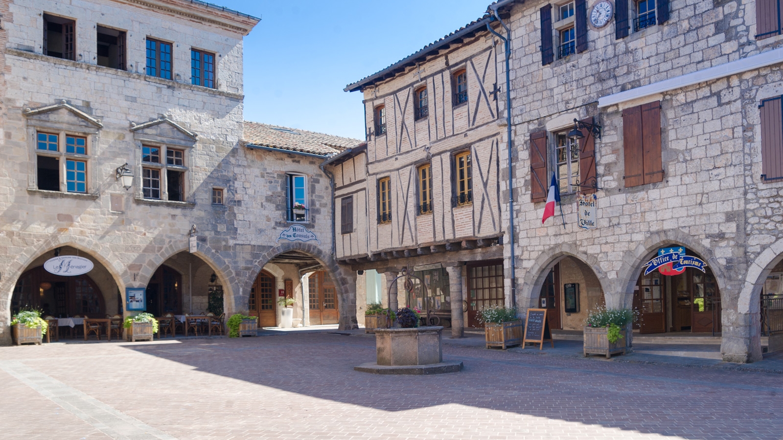Place des arcades à Castelnau de Montmiral