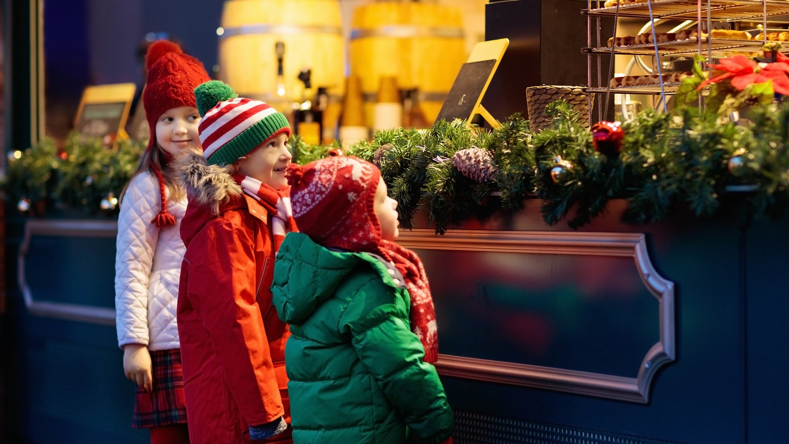 Enfants devant une vitrine décorée pour Noël